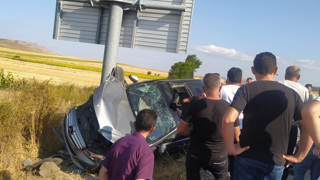 Yön levhasının direğine çarpan otomobil askıda kaldı; 4 yaralı