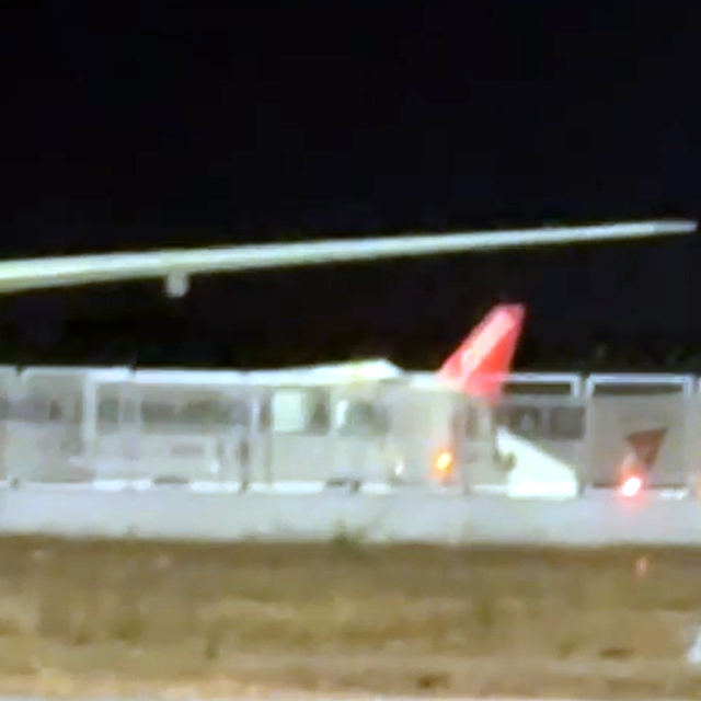 Antalya'dan kalkan uçak, iniş takımlarındaki sorun nedeniyle geri döndü