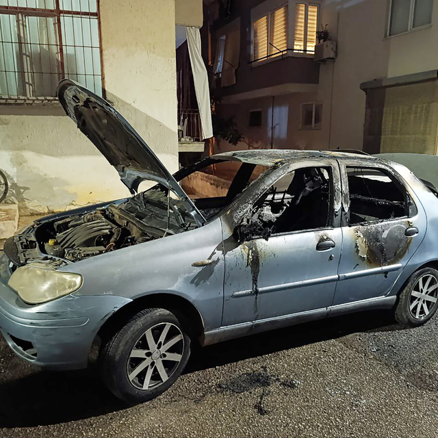 Alanya'da park halindeki otomobil yandı