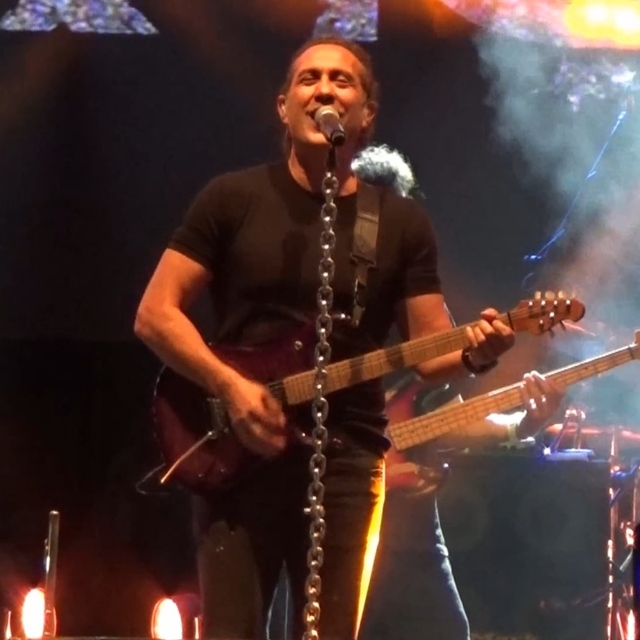 Şarkıcı Kıraç Adana'da konser verdi