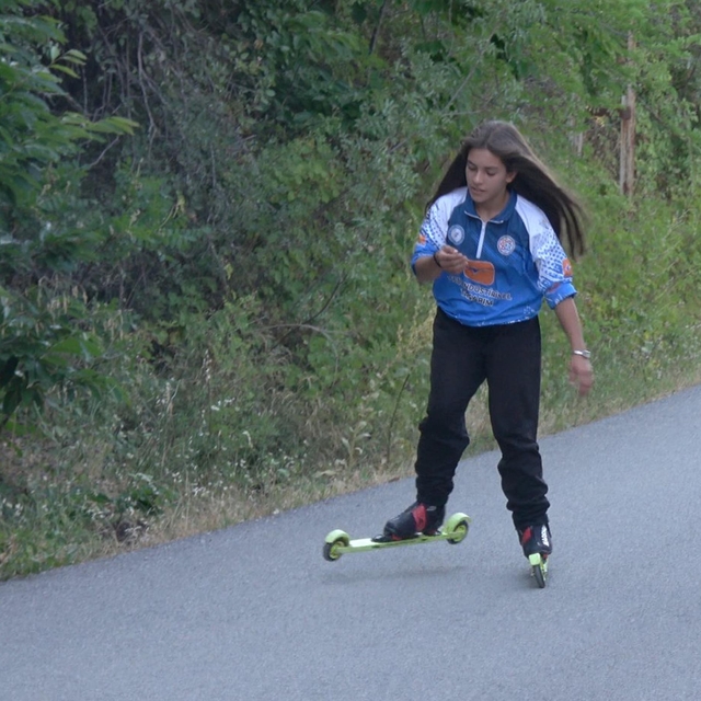 Kayaklı koşu takımı sporcuları, 40 derecede asfalt yolda çalışıyor