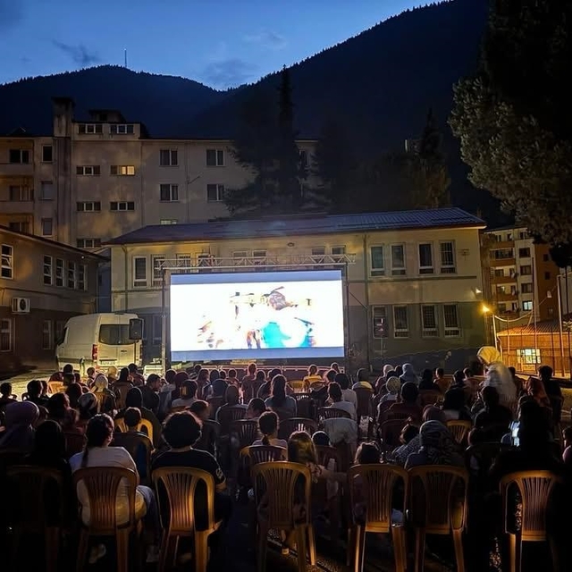Çaykara'da "yazlık sinema günü" etkinliği düzenlendi
