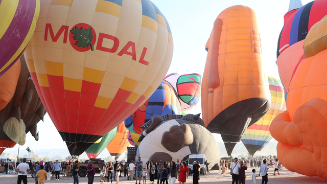 Kapadokya Balon Festivali'nin son gününde gökyüzünde görsel şölen sunuldu