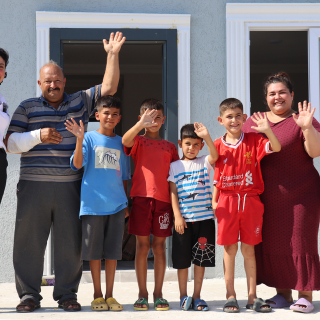 Üvey kardeşlerine de annelik yapan Nuriye'nin yıkılan evini yardımseverler...
