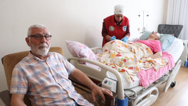Yatalak ve konuşamayan eşine 10 yıldır gözü gibi bakıyor