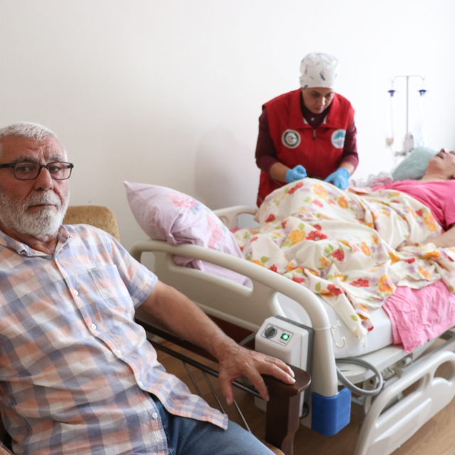 Yatalak ve konuşamayan eşine 10 yıldır gözü gibi bakıyor