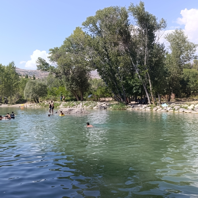 Tunceli'de sıcaktan bunalan vatandaşlar Tağar Çayı'nda yüzerek serinliyor