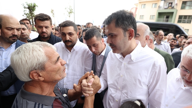 Bakan Kurum, Adıyaman'da yeni evlerine kavuşan depremzede aileye misafir oldu
