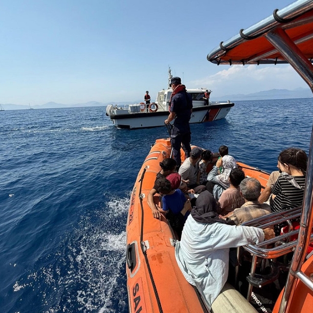 Fethiye'de mahsur kalan 24 kaçak göçmen kurtarıldı