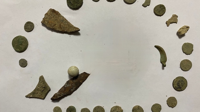 İnegöl'de durdurulan otomobilde 27 sikke ele geçirildi