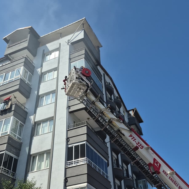 Yangın çıkan apartmanda mahsur kalan 5 kişi, itfaiye merdiveniyle tahliye e...