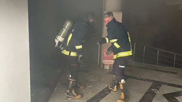 Van'da iş merkezinde çıkan yangında 4 dükkan zarar gördü