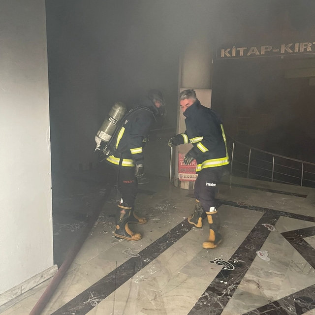 Van'da iş merkezinde çıkan yangında 4 dükkan zarar gördü