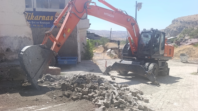 Çemişgezek'te bozuk olan yollar onarılmaya başlandı