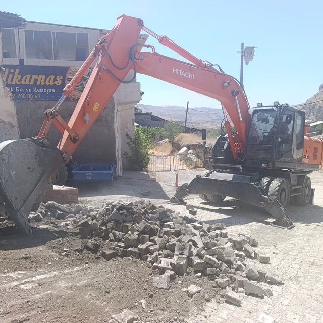 Çemişgezek'te bozuk olan yollar onarılmaya başlandı