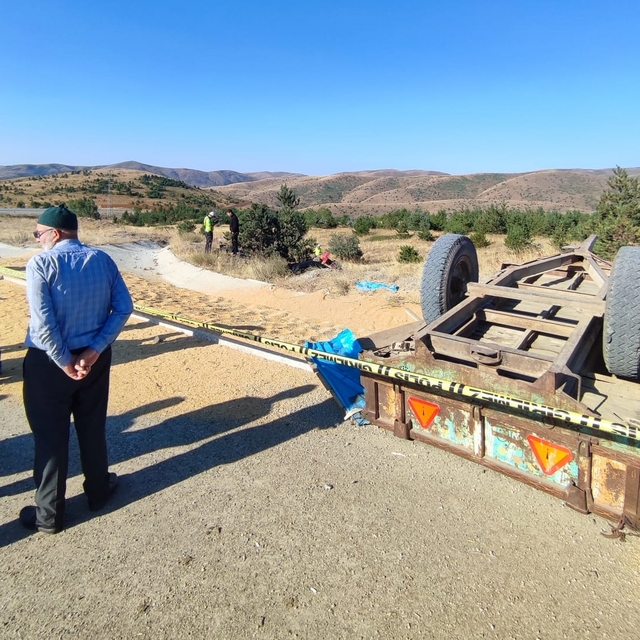 Sivas'ta buğday yüklü traktör devrildi: 2 ölü