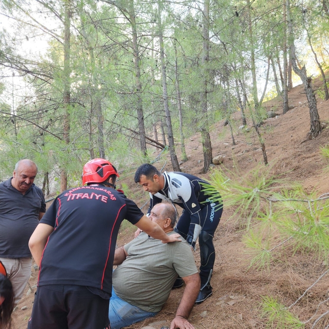 Kahramanmaraş'ta ormanda ayağı kırılan 2 kişiyi itfaiye kurtardı