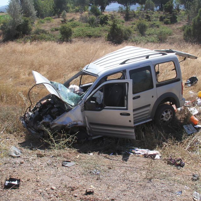 Konya'da beton direğe çarpan araçtaki 5 kişi yaralandı