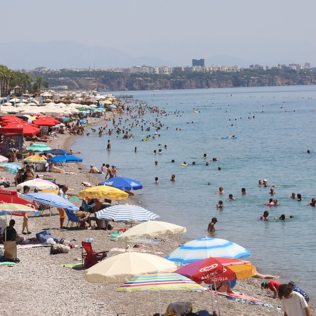 Tatilciler, sıcaklığı 31 derece ölçülen denizde serinlemeye çalıştı