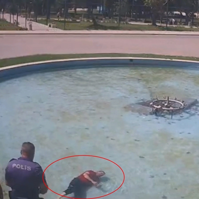 Süs havuzuna düşen alkollü kişiyi polis kurtardı; o anlar kamerada