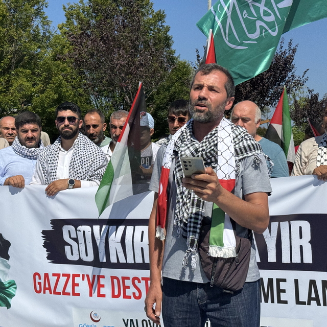 Yalova'da bir grup, Ankara'daki Gazze'ye destek yürüyüşüne katılmak için yo...