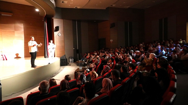 Kayseri'de "Perde Arkası" tiyatro oyunu seyirciyle buluştu