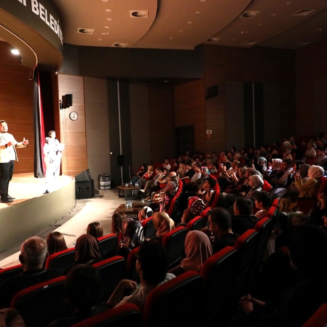 Kayseri'de "Perde Arkası" tiyatro oyunu seyirciyle buluştu