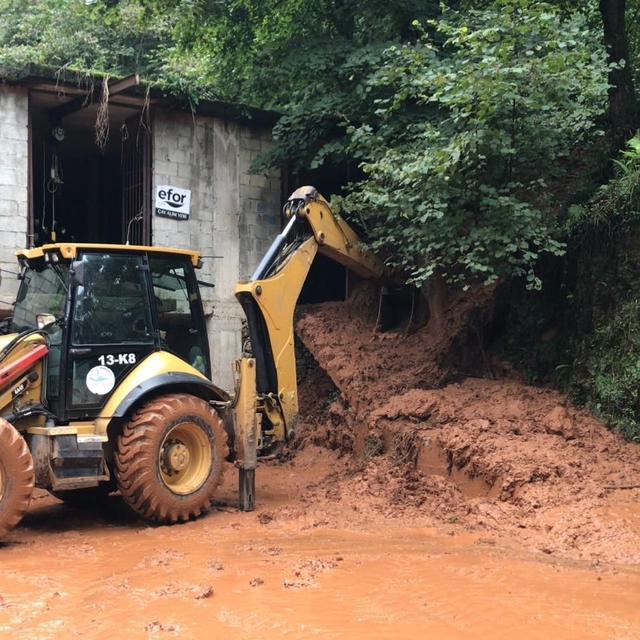 Rize'nin bazı ilçelerinde heyelanlar meydana geldi