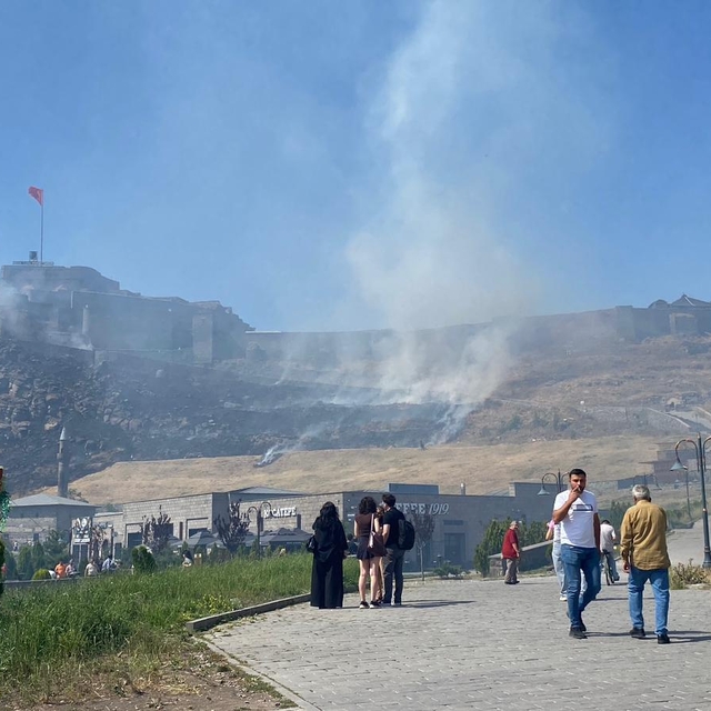 Kars Kalesi eteklerinde ot yangını