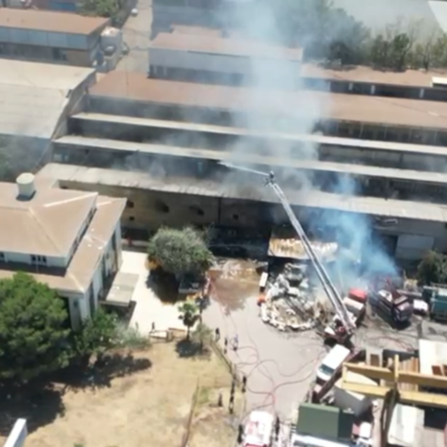 Fabrikada çıkan yangın, yanındaki 2 fabrikaya daha sıçradı