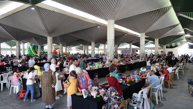 Konya'daki 2. el oyuncak pazarının satıcıları da alıcıları da çocuklar