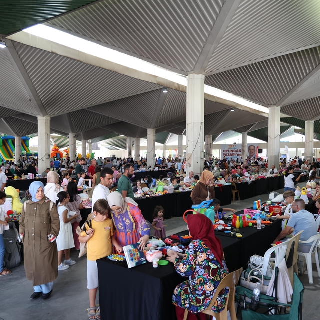Konya'daki 2. el oyuncak pazarının satıcıları da alıcıları da çocuklar