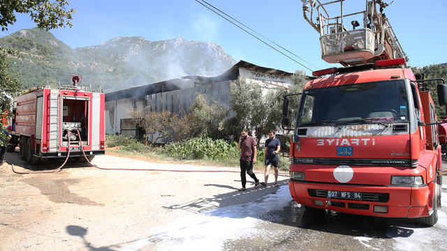 Antalya'da mobilya atölyesinde çıkan yangın söndürüldü