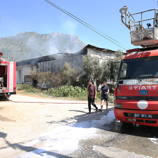Antalya'da mobilya atölyesinde çıkan yangın söndürüldü