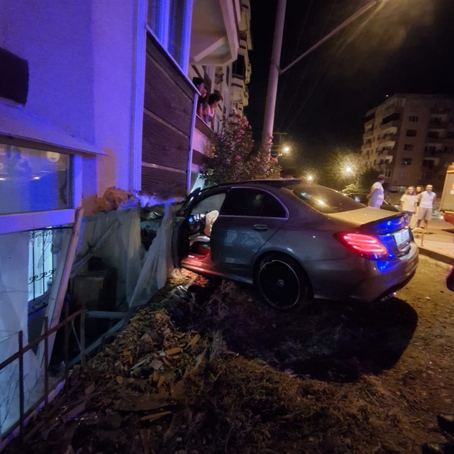 Yalova'da kontrolden çıkan otomobil binaya çarptı