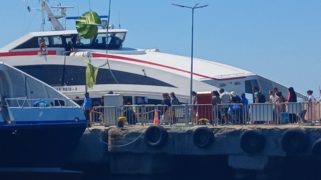 İDO feribotu kayaya çarptı; yolcuların panik anları kamerada
