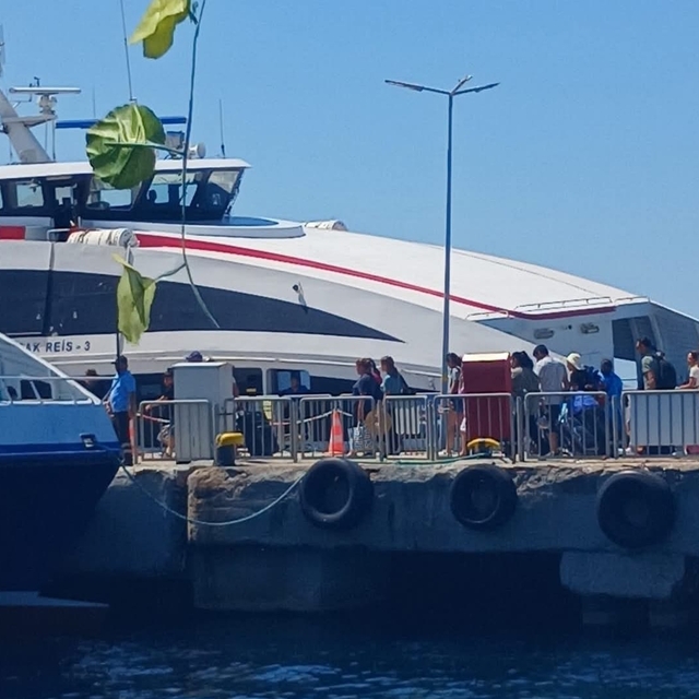 İDO feribotu kayaya çarptı; yolcuların panik anları kamerada