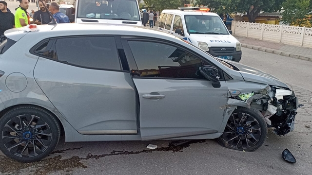 Afyonkarahisar'da kamyona çarpan otomobildeki 4 kişi yaralandı