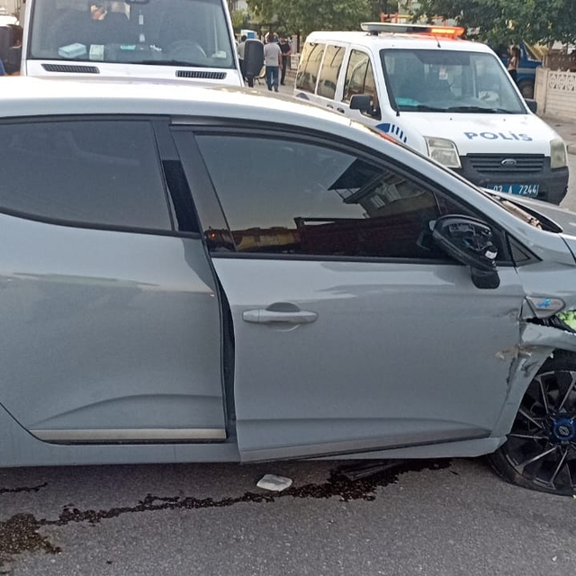 Afyonkarahisar'da kamyona çarpan otomobildeki 4 kişi yaralandı