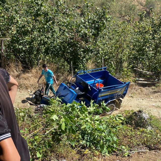 Düzce'de devrilen tarım aracındaki 4 kişi yaralandı