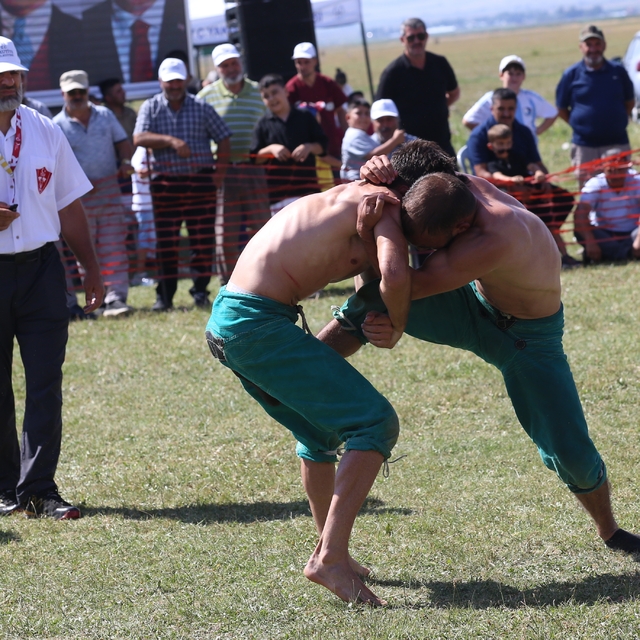 "EİT 2025 Turizm Başkenti Erzurum" etkinlikleri kapsamında karakucak güreşl...