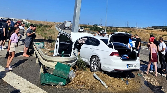 Çanakkale'de refüjdeki direğe çarpan otomobildeki 2 kişi yaralandı