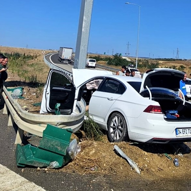 Çanakkale'de refüjdeki direğe çarpan otomobildeki 2 kişi yaralandı