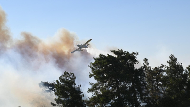 GÜNCELLEME - Çanakkale'de tarım arazisinde çıkan yangına havadan ve karadan müdahale ediliyor