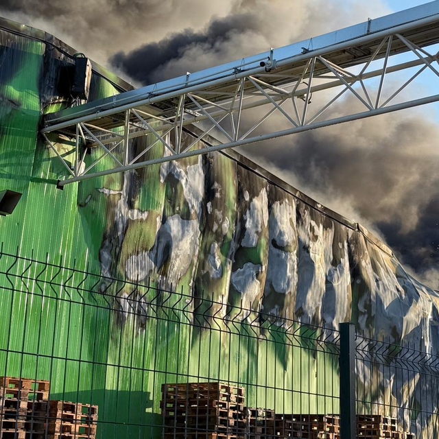 Balıkesir'de süt ürünleri fabrikasında çıkan yangına müdahale ediliyor