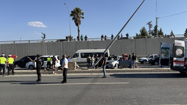Kahramanmaraş'ta aydınlatma direğine çarpan otomobildeki 3 kişi yaralandı