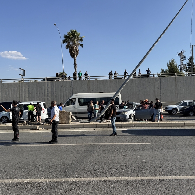 Kahramanmaraş'ta aydınlatma direğine çarpan otomobildeki 3 kişi yaralandı