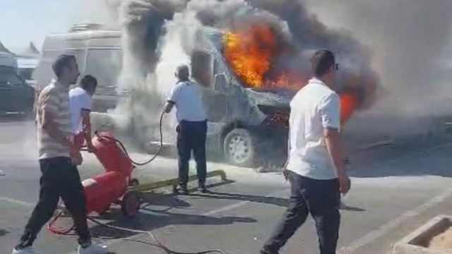 Antalya Havalimanı'nda park halindeki minibüs yandı