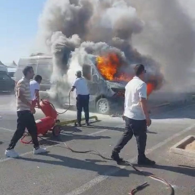 Antalya Havalimanı'nda park halindeki minibüs yandı