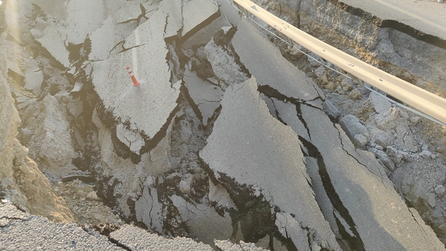 Kuşadası'nda, tarla kazısında yol çöktü